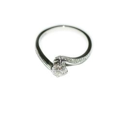 Diamond-twisted-set-9ct-White-gold-0.25-ctH-color-SI2topjewelleryuktopjewellery-birmingham