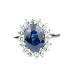 18k Very precious Blue Sapphire, 4.0 ct with VVS stones on the Halo.